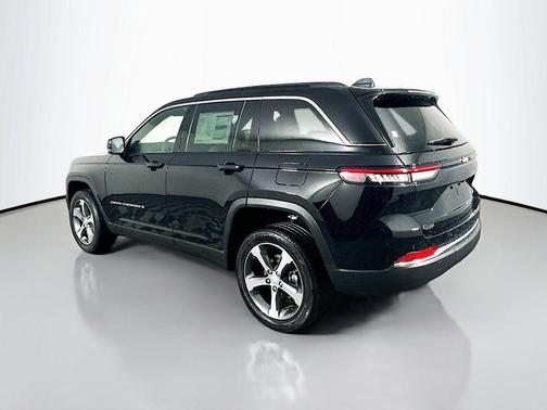 Diamond Black Crystal Pearlcoat 2025 Jeep Grand Cherokee Limited