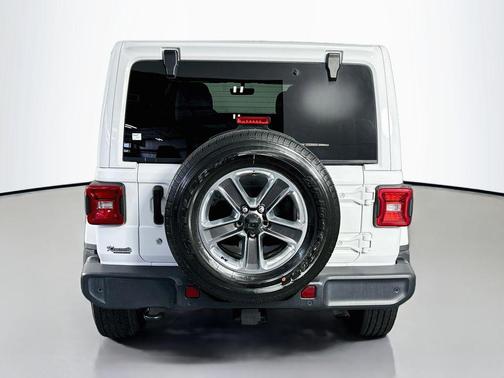 Bright White Clearcoat 2018 Jeep Wrangler Unlimited Sahara