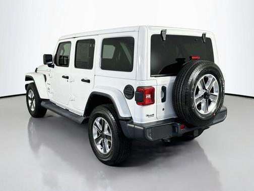 Bright White Clearcoat 2018 Jeep Wrangler Unlimited Sahara