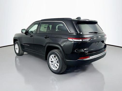 Diamond Black Crystal Pearlcoat 2026 Jeep Grand Cherokee Altitude