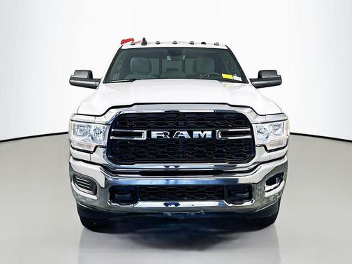 Bright White Clearcoat 2022 RAM 2500 Tradesman Crew Cab 4x4 8' Box