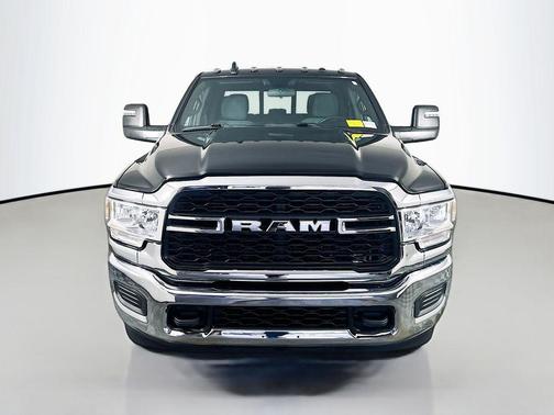 2024 RAM 3500 Tradesman Crew Cab 4x4 6'4' Box