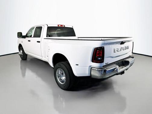 Bright White Clearcoat 2026 RAM 3500 Tradesman Crew Cab 4x2 8' Box