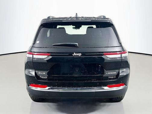 Diamond Black Crystal Pearlcoat 2025 Jeep Grand Cherokee Laredo