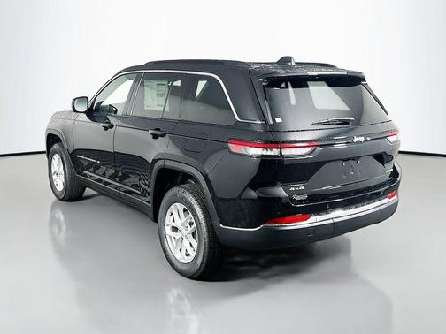 Diamond Black Crystal Pearlcoat 2025 Jeep Grand Cherokee Laredo