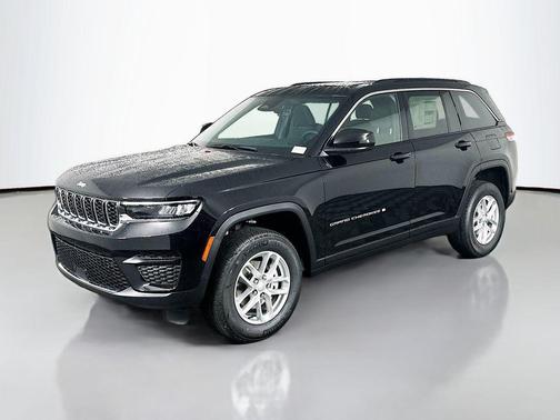 Diamond Black Crystal Pearlcoat 2025 Jeep Grand Cherokee Laredo