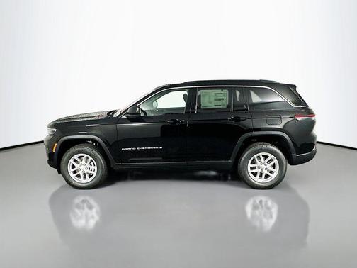 Diamond Black Crystal Pearlcoat 2025 Jeep Grand Cherokee Laredo