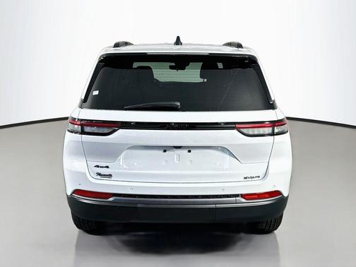 Bright White Clearcoat 2027 Jeep Grand Cherokee Altitude