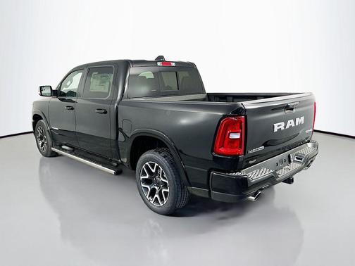 Diamond Black Crystal Pearlcoat 2026 RAM 1500 Laramie