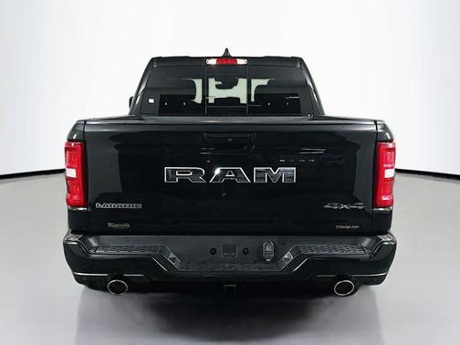 Diamond Black Crystal Pearlcoat 2026 RAM 1500 Laramie