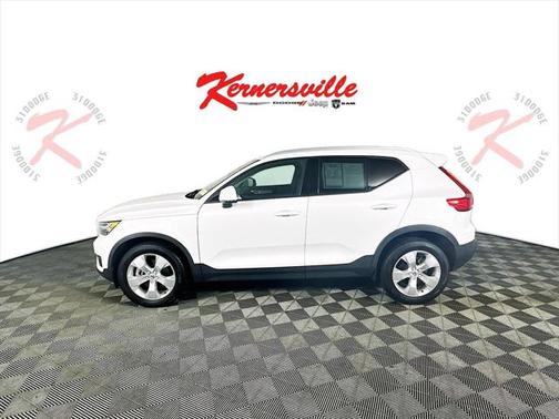 2022 Volvo XC40 T4 Momentum