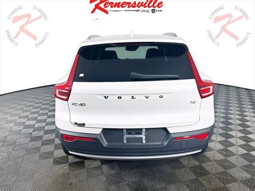 2022 Volvo XC40 T4 Momentum