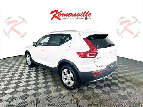 2022 Volvo XC40 T4 Momentum