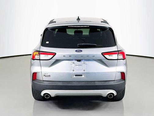 ICONIC SILVER 2022 Ford Escape SE