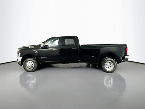 Diamond Black Crystal Pearlcoat 2026 RAM 3500 Big Horn