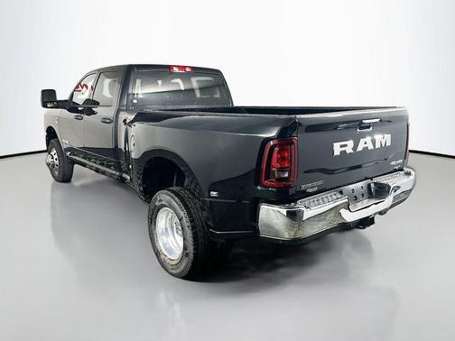 Diamond Black Crystal Pearlcoat 2026 RAM 3500 Big Horn