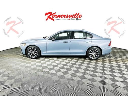2022 Volvo S60 T5 Momentum