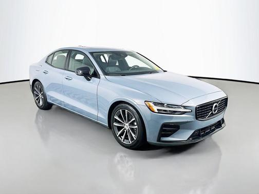 2022 Volvo S60 T5 Momentum