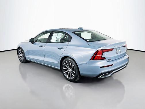2022 Volvo S60 T5 Momentum
