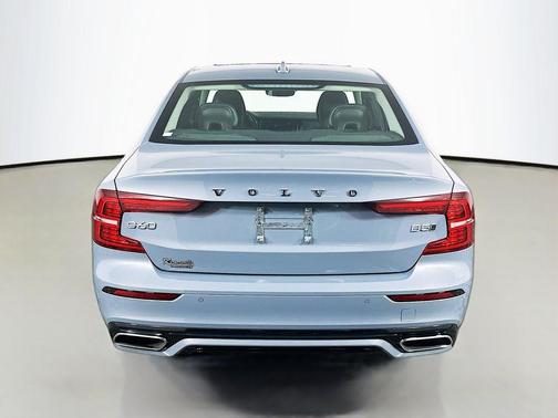 2022 Volvo S60 T5 Momentum