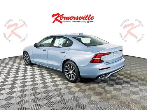 2022 Volvo S60 T5 Momentum