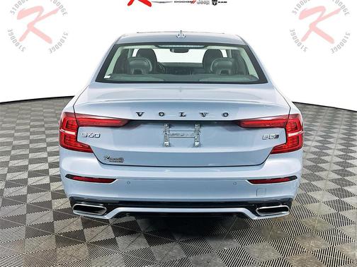 2022 Volvo S60 T5 Momentum