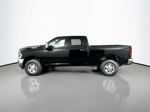 Diamond Black Crystal Pearlcoat 2026 RAM 2500 Tradesman Crew Cab 4x4 6'4' Box