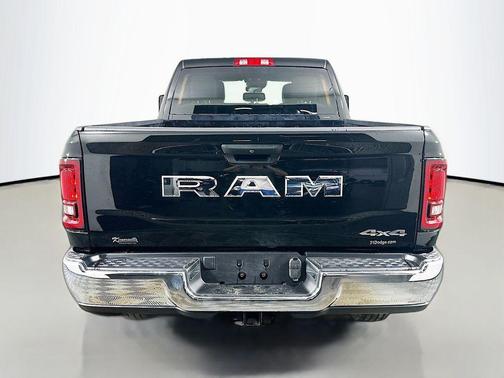 Diamond Black Crystal Pearlcoat 2026 RAM 2500 Tradesman Crew Cab 4x4 6'4' Box