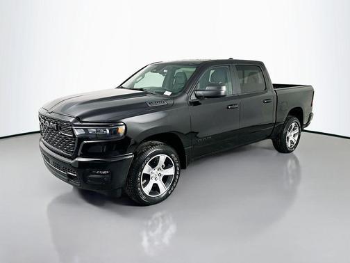 Diamond Black Crystal Pearlcoat 2026 RAM 1500 Express