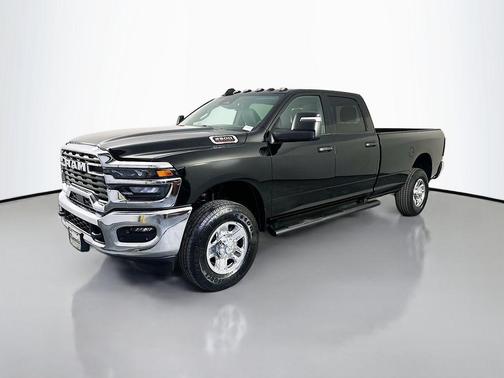 Diamond Black Crystal Pearlcoat 2026 RAM 2500 Tradesman Crew Cab 4x4 8' Box