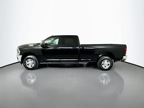 Diamond Black Crystal Pearlcoat 2026 RAM 2500 Tradesman Crew Cab 4x4 8' Box