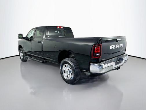 Diamond Black Crystal Pearlcoat 2026 RAM 2500 Tradesman Crew Cab 4x4 8' Box