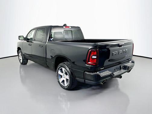 Diamond Black Crystal Pearlcoat 2026 RAM 1500 Express