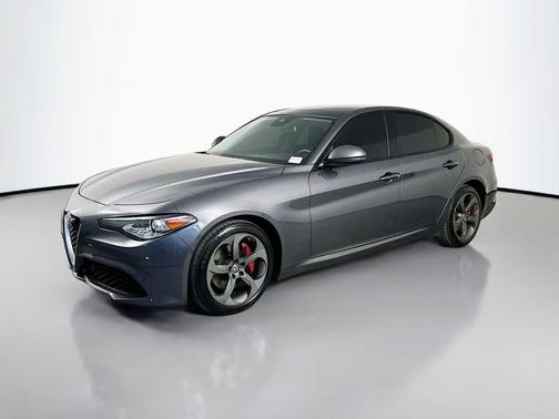 Vesuvio Gray Metallic 2017 Alfa Romeo Giulia Base