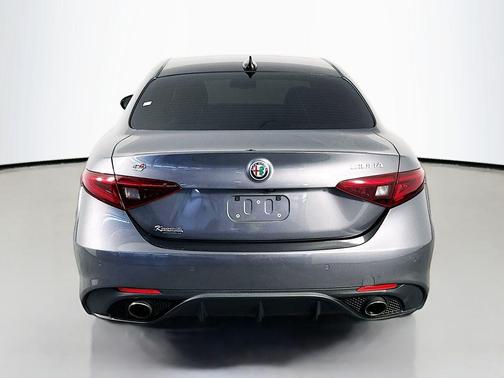 Vesuvio Gray Metallic 2017 Alfa Romeo Giulia Base
