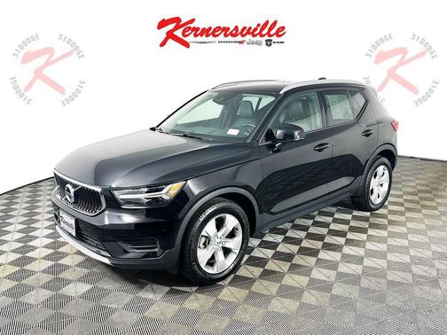 2022 Volvo XC40 T4 Momentum