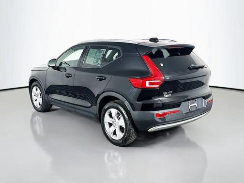 2022 Volvo XC40 T4 Momentum