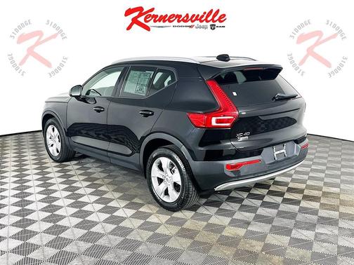 2022 Volvo XC40 T4 Momentum