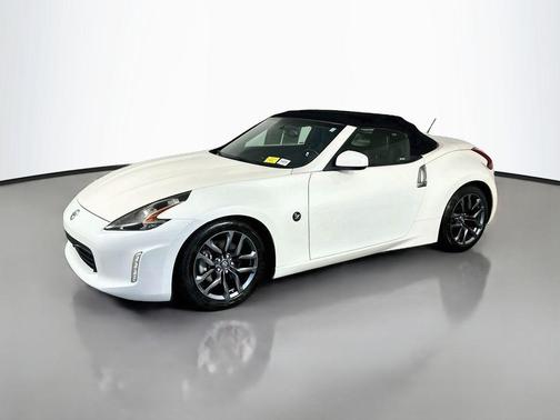 Pearl White 2019 Nissan 370Z Touring