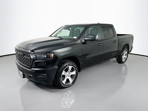 Diamond Black Crystal Pearlcoat 2026 RAM 1500 Express