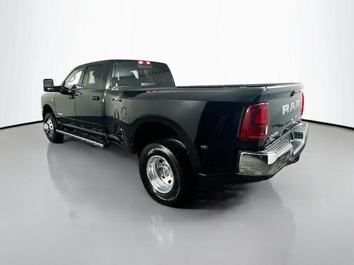Diamond Black Crystal Pearlcoat 2025 RAM 3500 Laramie Crew Cab 4x4 8' Box