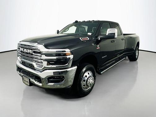 Diamond Black Crystal Pearlcoat 2025 RAM 3500 Laramie Crew Cab 4x4 8' Box