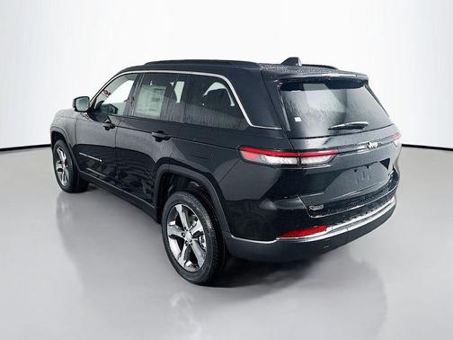 Diamond Black Crystal Pearlcoat 2025 Jeep Grand Cherokee Limited