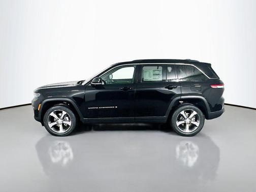 Diamond Black Crystal Pearlcoat 2025 Jeep Grand Cherokee Limited