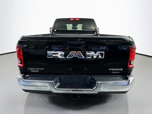 Diamond Black Crystal Pearlcoat 2026 RAM 3500 Big Horn Crew Cab 4x4 8' Box