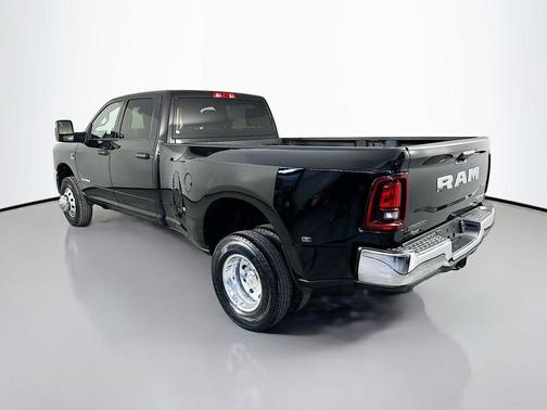 Diamond Black Crystal Pearlcoat 2026 RAM 3500 Big Horn Crew Cab 4x4 8' Box