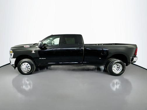 Diamond Black Crystal Pearlcoat 2026 RAM 3500 Big Horn Crew Cab 4x4 8' Box