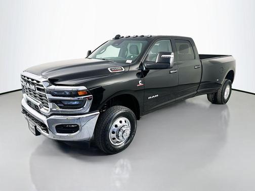 Diamond Black Crystal Pearlcoat 2026 RAM 3500 Big Horn Crew Cab 4x4 8' Box