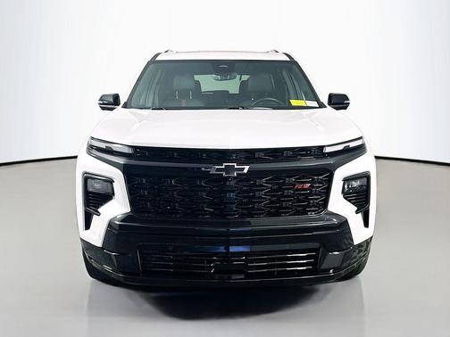 Iridescent Pearl Tricoat 2025 Chevrolet Traverse RS