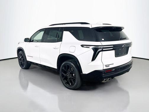 Iridescent Pearl Tricoat 2025 Chevrolet Traverse RS